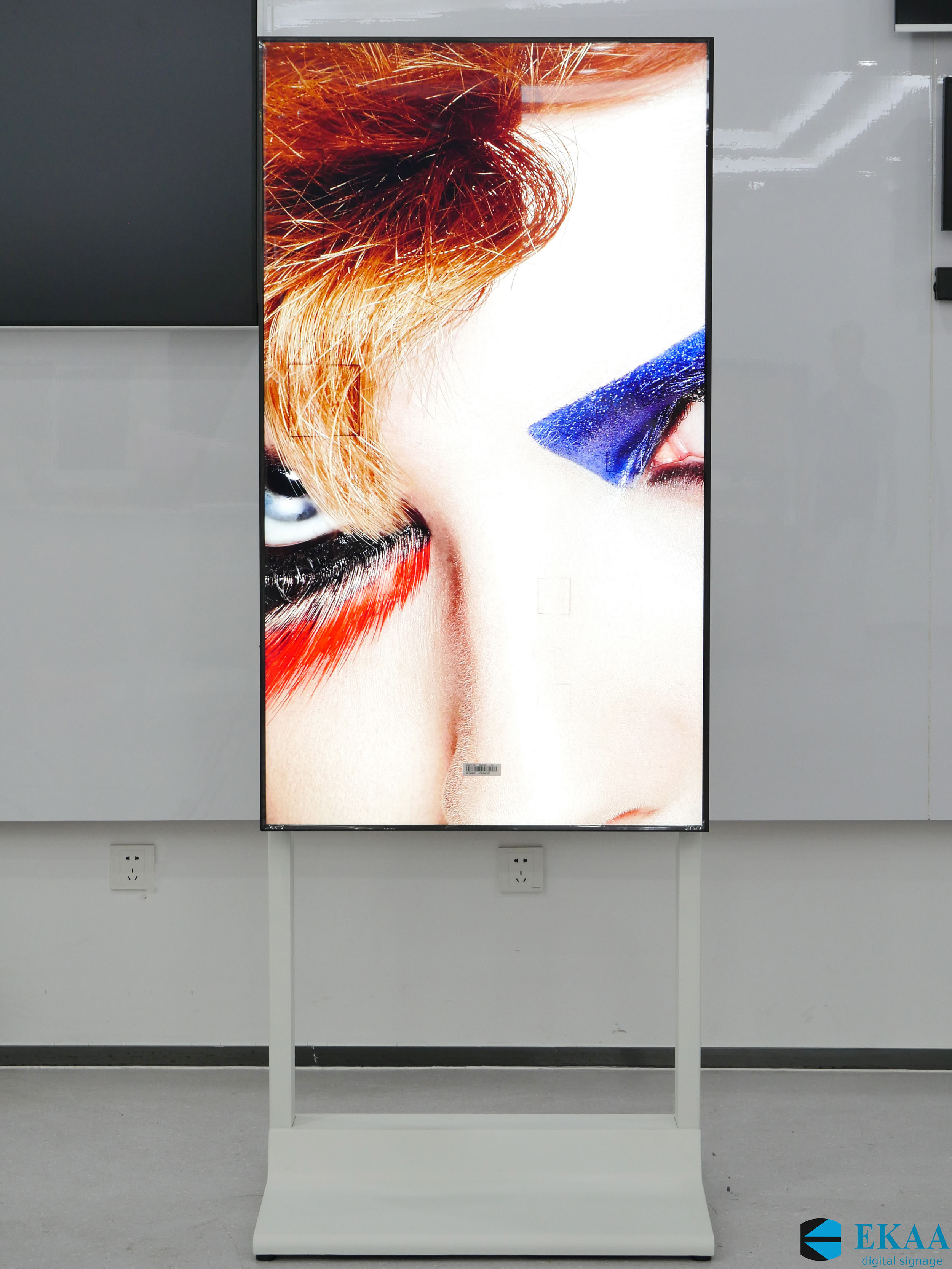 Fanless High-Brightness Window Digital Signage